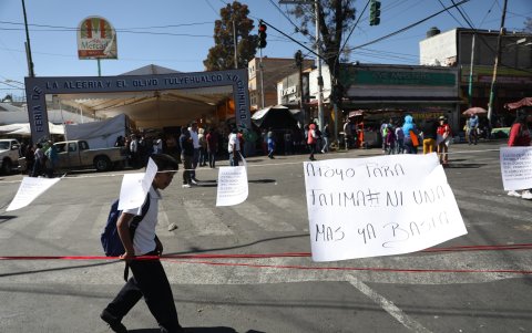 En la escuela donde fue secuestrada la menor se colocaron pancartas, con las que padres de familia exigieron justicia.