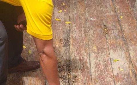 El piso de madera se encuentra en mal estado.