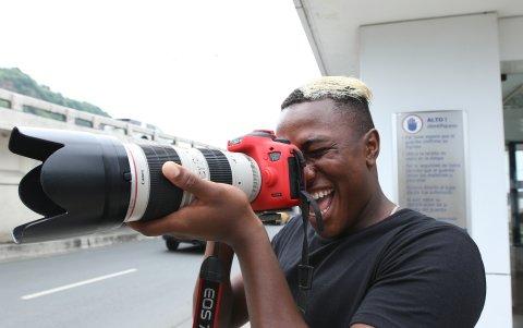 El lateral del Bombillo se animó a protagonizar el rol de fotógrafo.