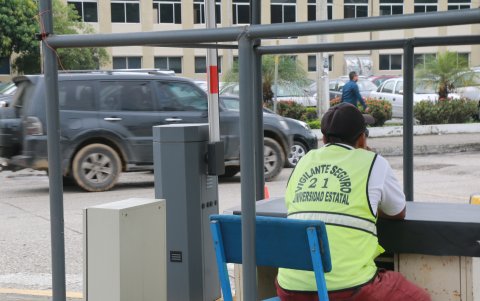 Los guardianes son los encargados de controlar las garitas de acceso a varios puntos del campus.