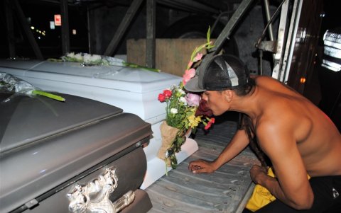 Steven Cedeño trasladó el féretro de su hermana hasta la frontera en bus.