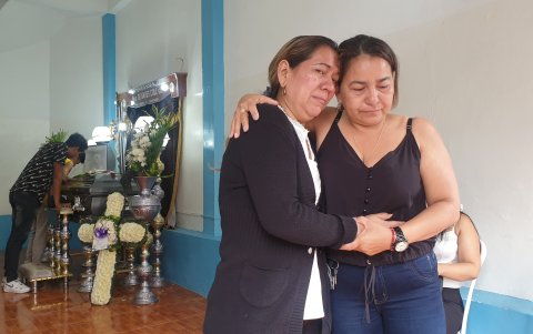 Patricia es consolada por un familiar. Hoy, los restos de los chicos de Durán serán sepultados.