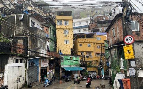 Las calles principales de esta comunidad son los únicos lugares por donde pueden transitar vehículos y motos.