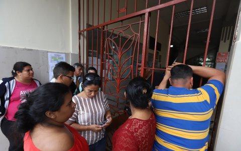 Los padres acompañaron a sus hijos hasta el colegio Guayaquil, donde se receptó la prueba.