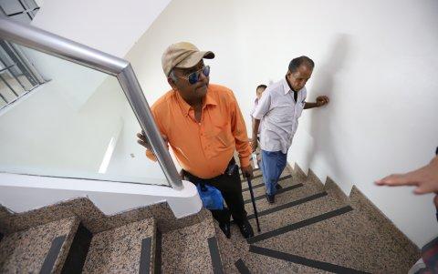 Usuarios con movilidad reducida tienen que subir más de 100 escalones.