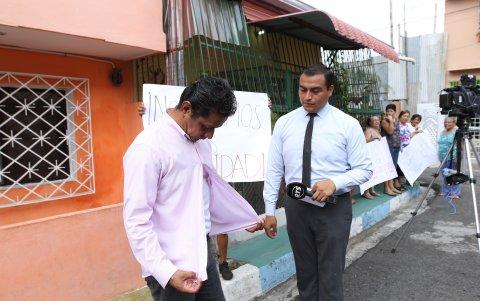 Además de ponerle el cañón del arma sobre el cráneo, para intimidarlo, le rompieron la camisa.