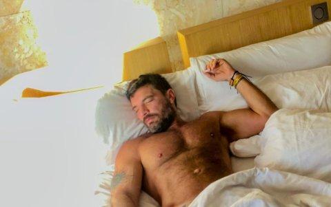 Julián Gil también se caracteriza por encender con frecuencia las redes sociales.