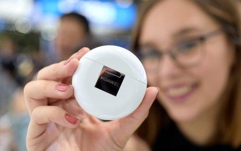 La carcasa en la que vienen los FreeBuds 3 permite hasta 4 cargas completas.