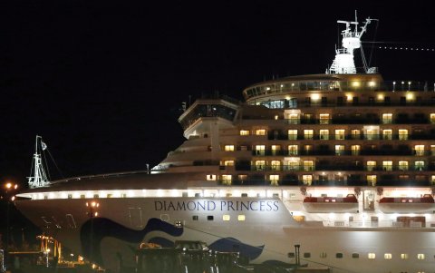 El crucero Diamond Princess se ve atracado en la terminal de cruceros del muelle Daikoku en Yokohama, Japón.