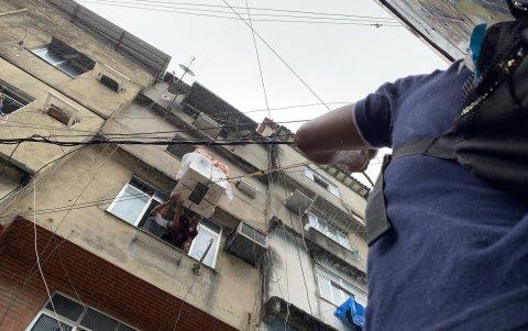 Los compartimientos habitacionales son tan estrechos que los electrodomésticos no entran por la puerta.