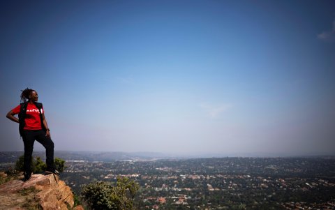 JOHANNESBURGO. La escaladora sudafricana Saray Khumalo observa la ciudad donde habita desde lo alto de un cerro.