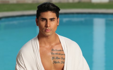 Posando para el lente de EXPRESIONES. En los inicios de su carrera fue modelo.