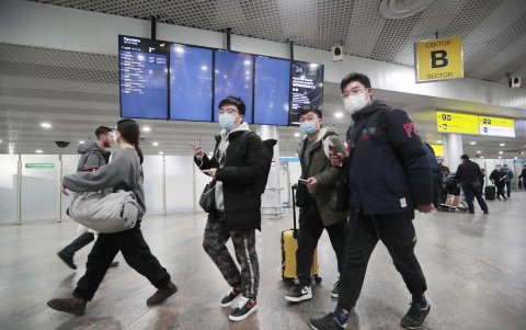 Pasajeros arribaron ayer procedentes de Beijing, China, usando mascarillas al aeropuerto Sheremetyevo en Moscú.