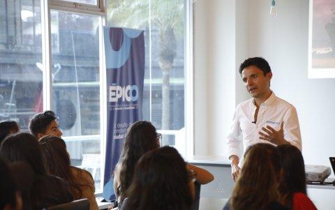 Wilson Merino, durante una reunión anterior con jóvenes, para socializar la iniciativa.