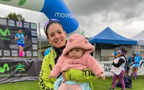Victoria Calisto, deportista de aventura, junto a su pequeña Laia.