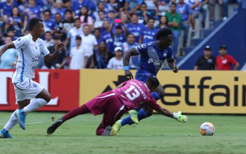 Roberto 'La Tuka' Ordóñez fue un constante dolor de cabeza para la defensa boliviana.