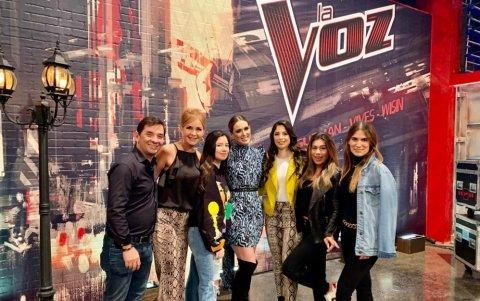 Con su esposo, Rafael e hijas Giuliana y Diana Sofía, además con la presentadora Jacqueline Bracamontes.