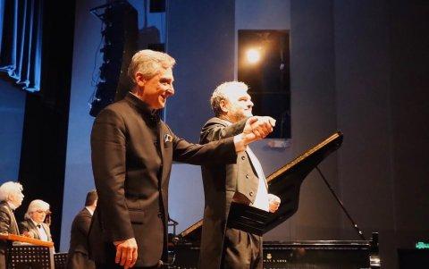 Participación. El pianista francés, Michel Dalberto, fue el artista invitado que actuó junto a la Orquesta Filarmónica Municipal, en el primer concierto del festival.