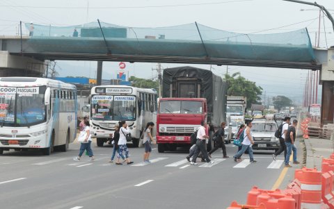 Daule. En la avenida León Febres-Cordero, cerca de La Joya, se construye el puente que unirá a Guayaquil con Daule. Esto como alivio al tránsito.