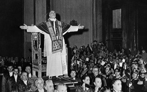 ROMA. Esta foto de archivo tomada el 1 de octubre de 1950 muestra al Papa Pío XII.