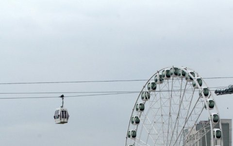 Pruebas. Algunas cabinas ya empezaron a deslizarse por el cableado, a modo de prueba del sistema de transporte aéreo.