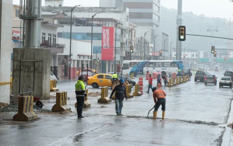 Trabajos previos a labores de cableado de la Aerovía en la avenida Quito.