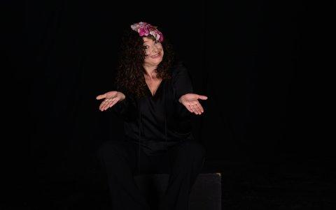 Impuntual, desordenada, caótica, estresada, despeinada, imprudente, fosforito, peleona, histérica, exagerada, histriónica, así se describe la artista.