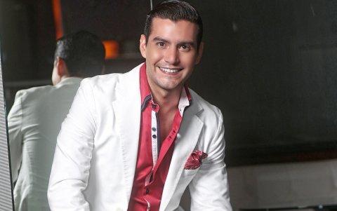 Danilo Rosero no solo canta, también locuta un programa radial.