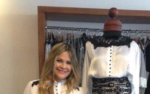 La diseñadora inició en el mundo de la moda como modelo.