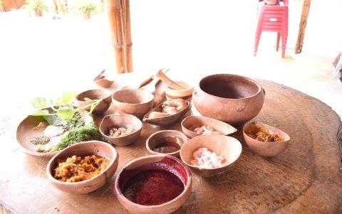 1. Productos. Los productos propios de la costa manabita fueron mostrados en la preparación en recipientes de barro.