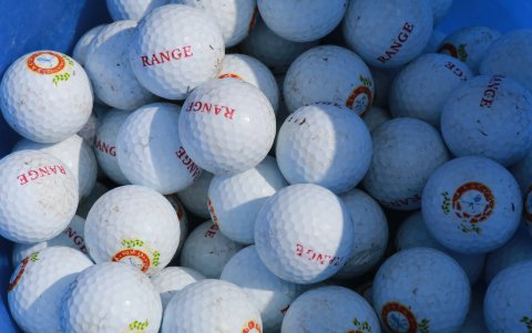 El alquiler de un balde de pelotas van desde cinco dólares.