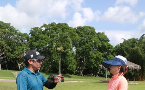 Abdallah Murtinho mientras imparte clases en Lacosta Range.