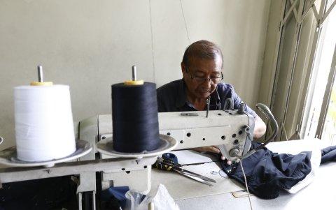 Vitermo Tumbaco trabaja como sastre desde hace más de una década. Indica que la especialización es el futuro del oficio.