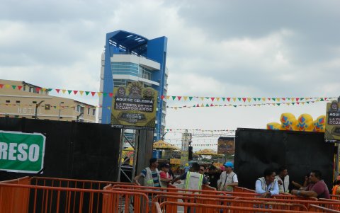 Un cerramiento para un concierto se tomó varias cuadras del malecón de Playas.