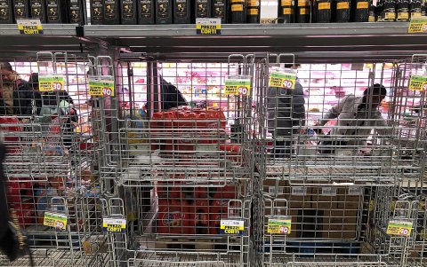 MILAN. Estanterías totalmente vacías se observan en estas horas en los supermercado de esta ciudad. Algo que comienza a evidenciarse en otras urbes italianas.