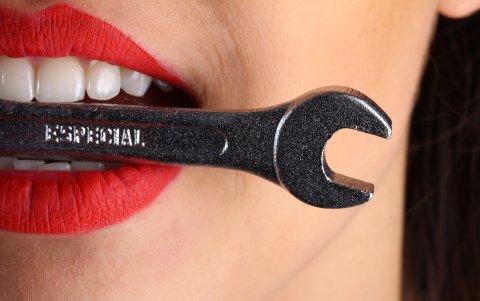 Usar los dientes como destapador puede llevarte a perder uno o varios dientes.