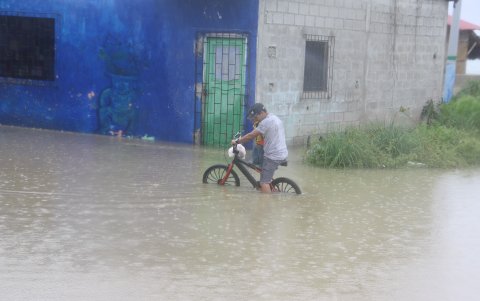 El agua inundió las calles de las zonas del norte de Santa Elena.