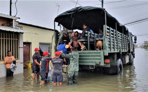 Ayuda. Los militares apoyaron en las tareas de evacuación de afectados.