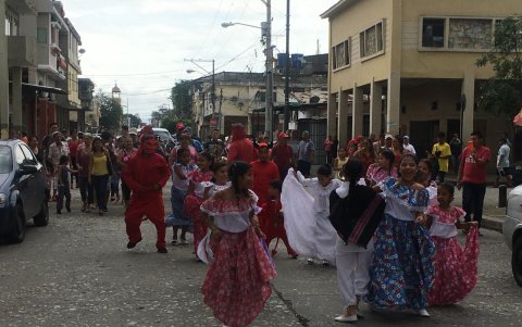 Baile. Una adulta mayor no se deja sorprender por uno de los ‘diablitos’.