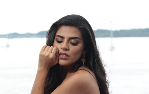 Emma tiene una buena figura. Con 1,65 m de estatura, sus medidas son 86-62-86. Pesa 115 libras.