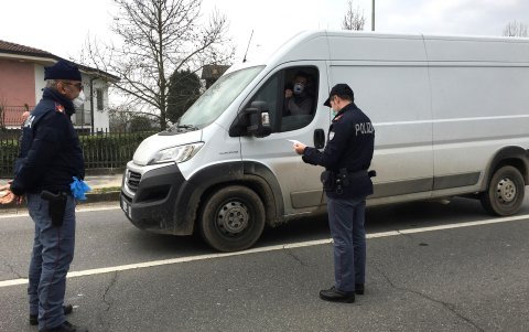 Dos operarios de la Policía Local italiana hacen guardia este martes en uno de los puestos de control para entrar en un municipio en cuarentena en la 