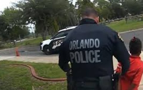 Foto tomada del video que muestra a la pequeña Kaia Rolle siendo llevada por policías en Orlando, Florida.