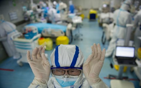 WUHAN. El personal médico del hospital de esta ciudad china, se acomoda unas gafas protectoras. Así impide que las gotas de lágrimas y de estornudos la contagien con el virus.