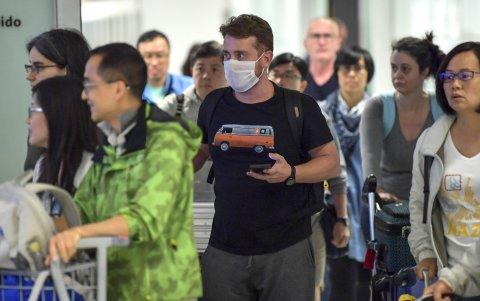 Un pasajero, usa una máscara como medida de precaución para evitar contraer el virus Covid-19, en el Aeropuerto Internacional de Guarulhos, en Guarulhos, Sao Paulo, Brasil.