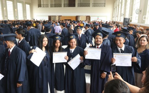 Los bachilleres del Vicente Rocafuerte muestran sus títulos y actas de grado.