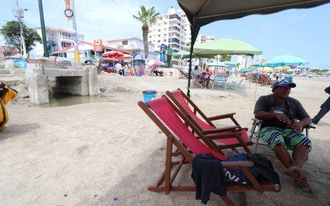 Hecho. Los residentes y comerciantes de Salinas aseguraron que hasta ayer se percibía todavía el mal olor en la playa.