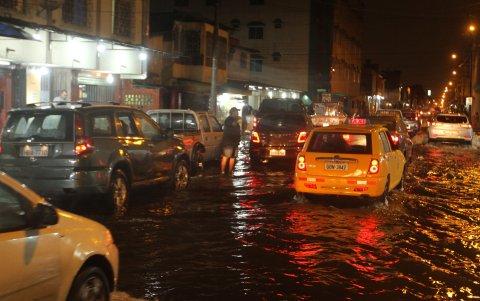 El tráfico. Durante la tormenta eléctrica hubo congestionamiento vehicular en las principales calles de Guayaquil.