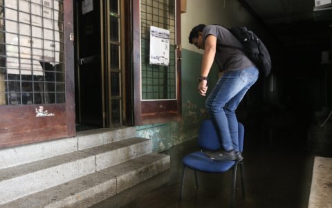 Docentes de la Facultad de Filosofía armaron puentes con algunas sillas para cruzar de un lado a otro.