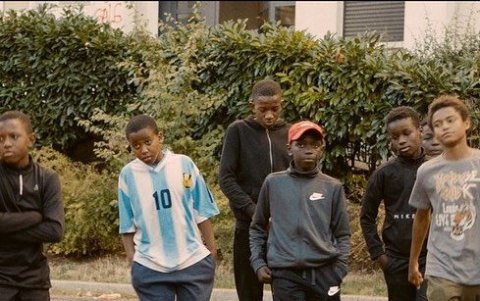 La cinta  expone las condiciones de vida  que no han mejorado mucho en Francia desde la época de la novela de Víctor Hugo, Los Miserables..