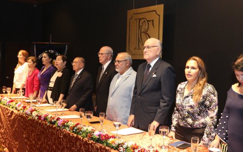 Autoridades de la Junta de Beneficencia de Guayaquil y del colegio Santistevan formaron parte de la mesa directiva, de la ceremonia de graduación.
